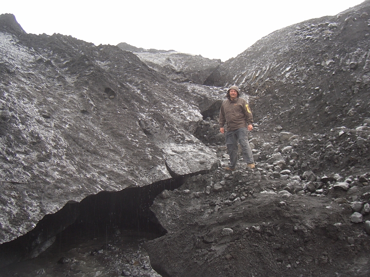 CIMG2762.JPG - Gletscher Solheimajoekull: Andreas am Gletscher.