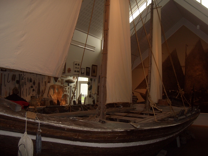 CIMG2765.JPG - Skogar/Heimatmuseum: Altes Fischerboot (Beschreibung siehe naechstes Bild).