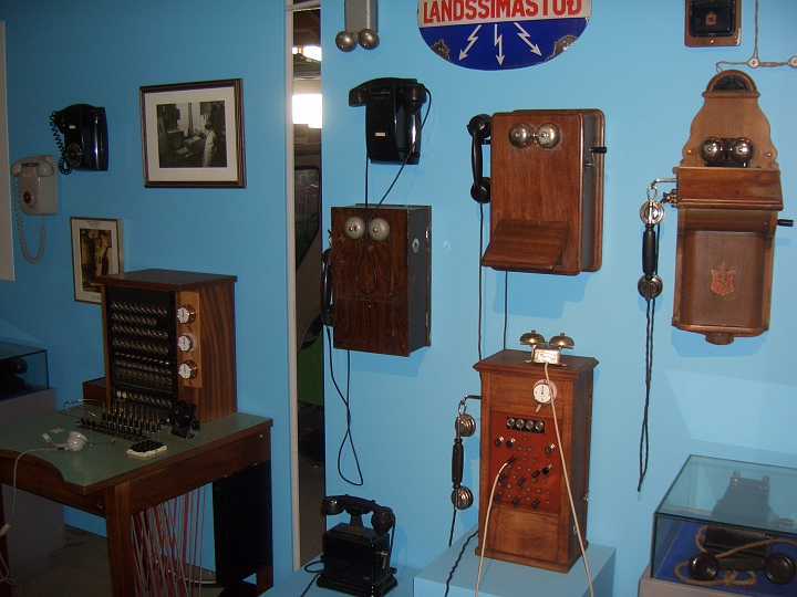 CIMG2767.JPG - Skogar/Heimatmuseum: Alte Telefonapparate.