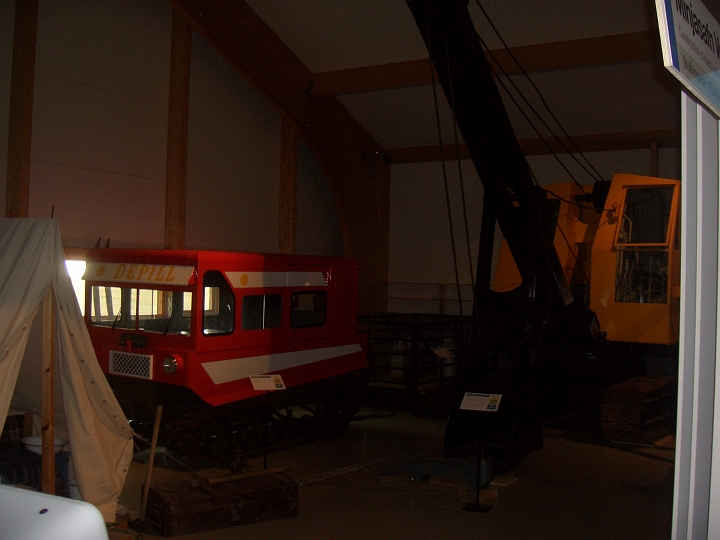 CIMG2771.JPG - Skogar/Heimatmuseum: Schneekatze und Bagger der neueren Generation.