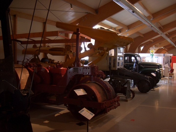 CIMG2772.JPG - Skogar/Heimatmuseum: Verschiedene Fahrzeuge zum Strassenbau.