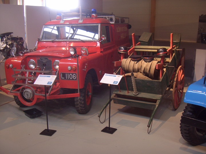 CIMG2773.JPG - Skogar/Heimatmuseum: Zwei Generationen Feuerloeschfahrzeuge.