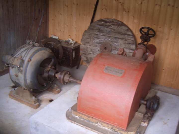 CIMG2774.JPG - Skogar/Heimatmuseum: Alter Stromgenerator.