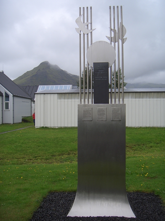 CIMG2775.JPG - Skogar/Heimatmuseum: Denkmal zum Treffen Gorbatschow und Reagan am 11. Oktober 1986 in Reykjavik.