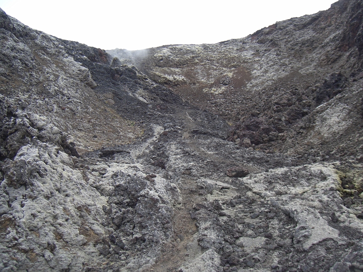 CIMG2607.JPG - Leirhnjukur: Blick in den zerborstenen Krater.