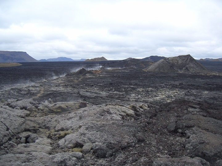 CIMG2609.JPG - Leirhnjukur: Die dunklen, zum Teil noch dampfenden Lavafelder sind aus dem 20. Jahrhundert, die helleren Lavafelder am linken Bildrand stammen aus dem 18. Jahrhundert.