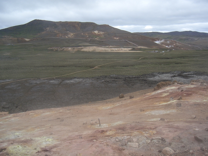 CIMG2612.JPG - Leirhnjukur: Hier kann man wieder die Lavafelder aus den verschiedenen Epochen erkennen.