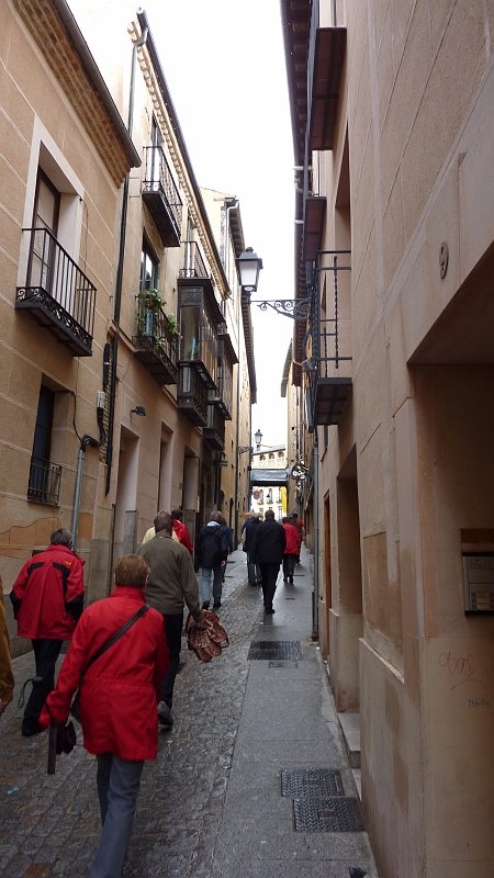 P1000611.JPG - Segovia: Blick aus der Calle de Escuderos zum Plaza Mayor.