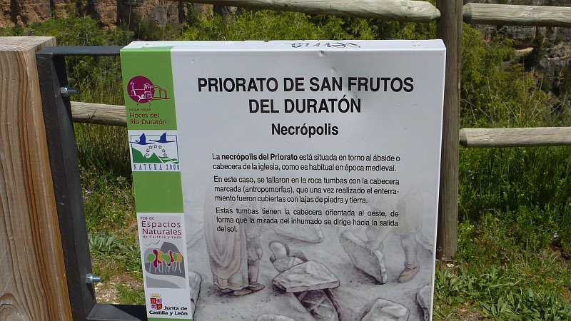 P1000650.JPG - Rio Duraton/Kapelle San Frutos: Spanische Beschreibung der Nekropole.