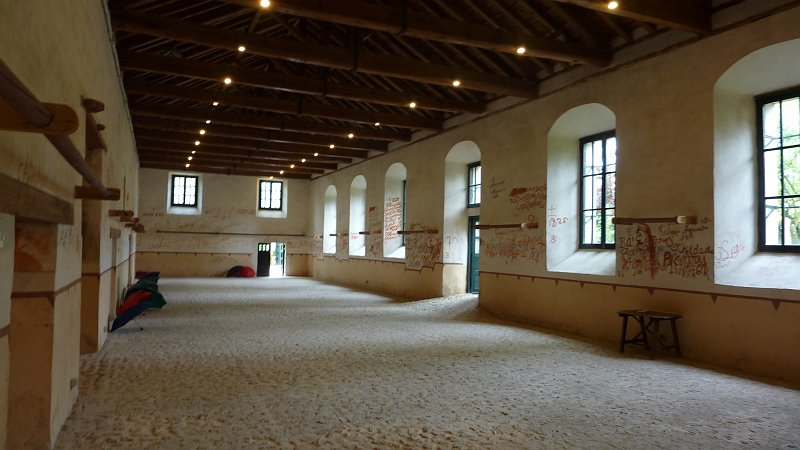 P1000664.JPG - Cabanillas del Monte: In dieser großen Halle wurden früher Schafe im Akkord geschoren.