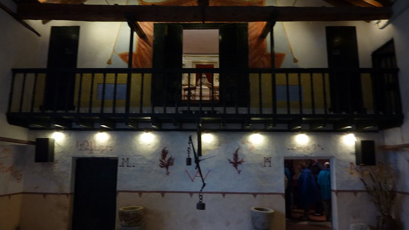 P1000665.JPG - Cabanillas del Monte: Um Zeit zu sparen, wurde die Messe von diesem Balkon während der Schafschur zelebriert.