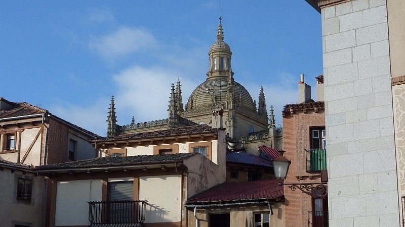 P1000672.JPG - Segovia/Plaza de San Esteban: Blick über die Dächer zur Katedrale.