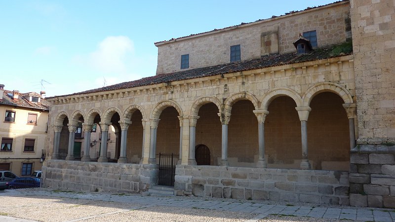 P1000673.JPG - Segovia/Plaza de San Esteban: Arkaden der Kirche San Esteban.