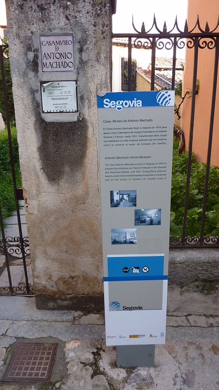P1000674.JPG - Segovia: Hinweisschild zum ehemaligen Wohnhaus des Antonio Machado (Schriftsteller, Anfang 20. Jh.).