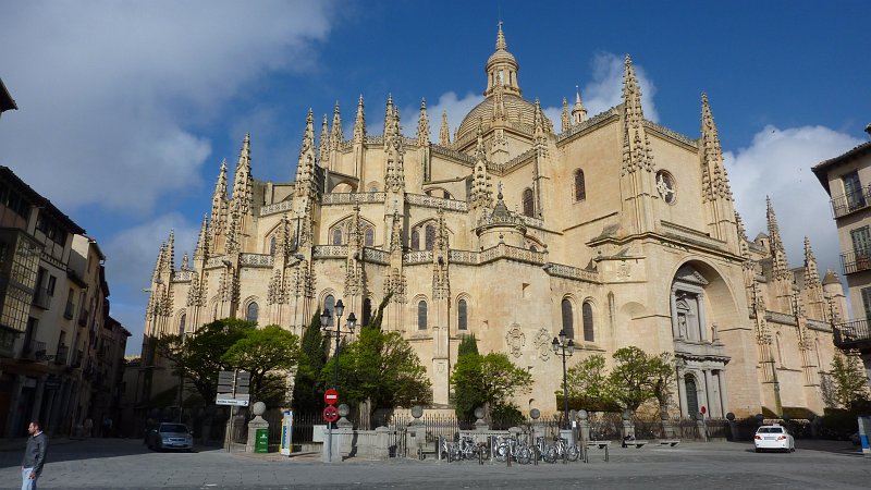 P1000676.JPG - Segovia/Plaza Mayor: Blick zur Katedrale.