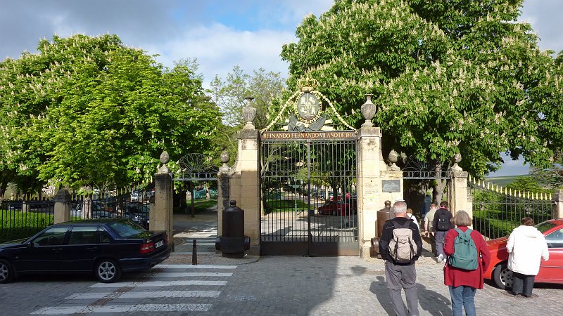 P1000677.JPG - Segovia: Blick zum Eingang des Parkes am Alcazar.