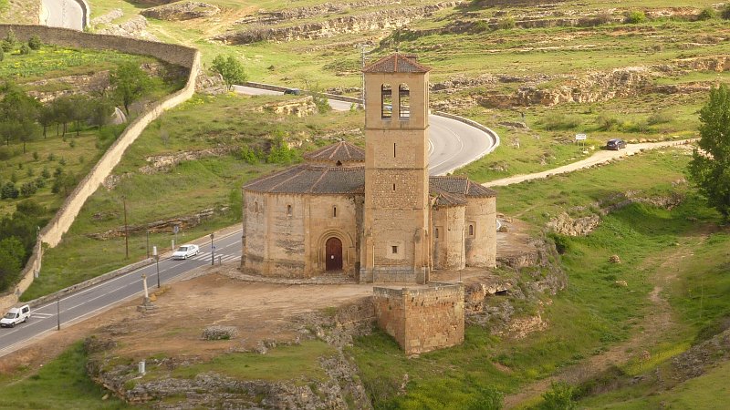 P1000692.JPG - Segovia/Alcazar: Blick zur zwölfeckigen Templerkirche Vera Cruz.