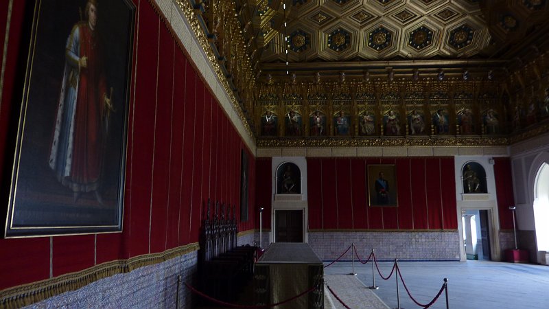 P1000693.JPG - Segovia/Alcazar: Oberhalb des Versammlungsraumes sind an den vier Seiten alle spanischen Könige und Königinnen abgebildet.