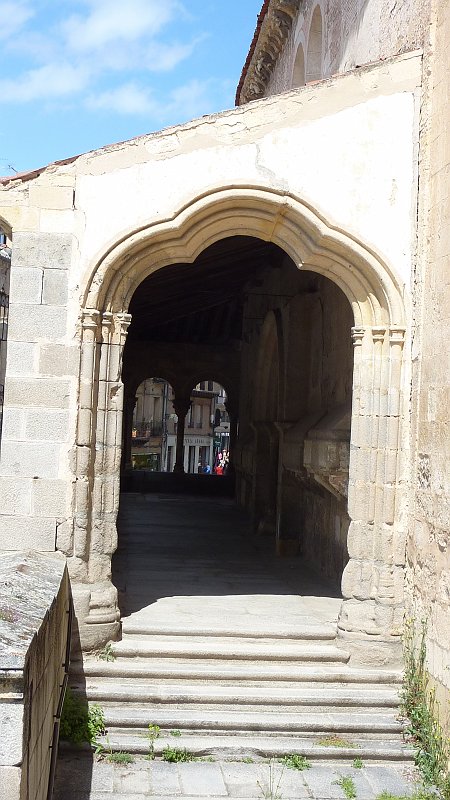 P1000698.JPG - Segovia: Arkadengang an der Kirche San Martin.