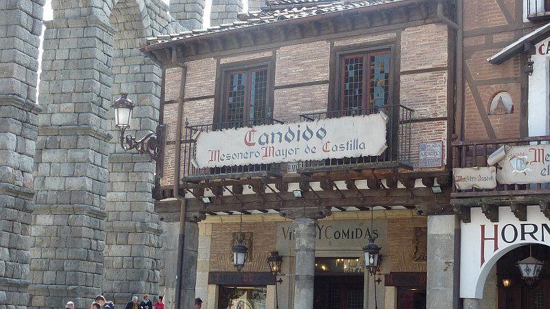 P1000699.JPG - Segovia: Meson de Candido, die berühmteste Gaststätte von Segovia (wegen der Spanferkel...)