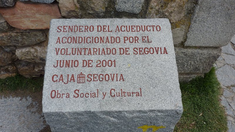 P1000700.JPG - Segovia: Gedenkstein für die Restaurierung des Römischen Aquäduktes.