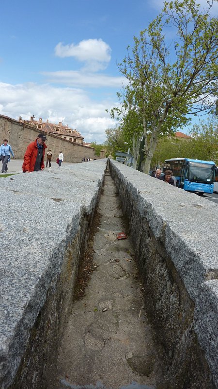 P1000701.JPG - Segovia: Hier beginnt die Wasserleitung in das Aquädukt überzugehen.