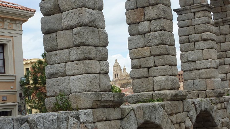 P1000706.JPG - Segovia: Blick durch das Aquädukt zur Kathedrale.