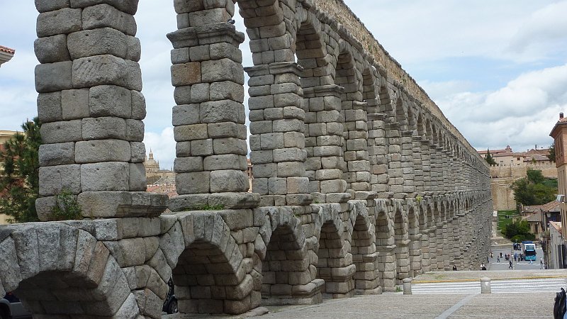P1000707.JPG - Segovia: Blick am Aquädukt entlang.