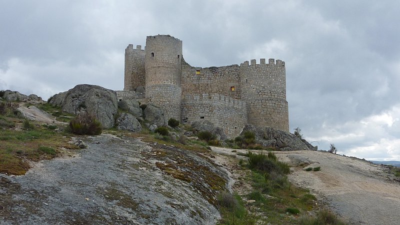P1000715.JPG - Castillo de Manqueospesa: Es ist nur eine Ruine erhalten, bei der die Restaurierung abgebrochen wurde.