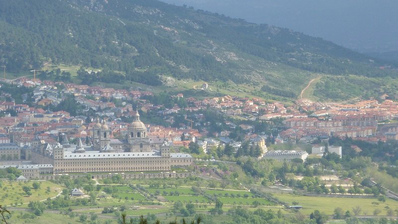 P1000723.JPG - San Lorenzo de El Escorial: Erster Blick auf Philipps II. Klosterpalast.