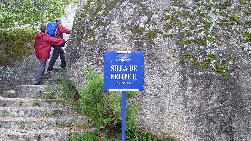 P1000726.JPG - San Lorenzo de El Escorial/Aussichtspunkt Silla de Filipe: Hinweisschild zum Aussichtspunkt.
