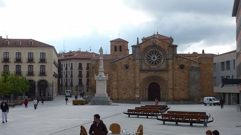 P1000730.JPG - Avila/Plaza Sta Teresa: Blick über den Plaza zur Kirche San Pedro (teilweise romanisch, teilweise gotisch).