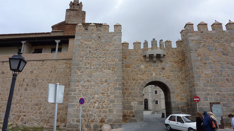 P1000737.JPG - Avila: Ein weiteres Stadttor (Puerta de la Santa, eins von acht Stadttoren).