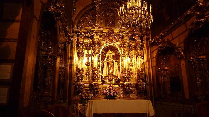 P1000740.JPG - Avila/Kirche Sta. Teresa: Altar.