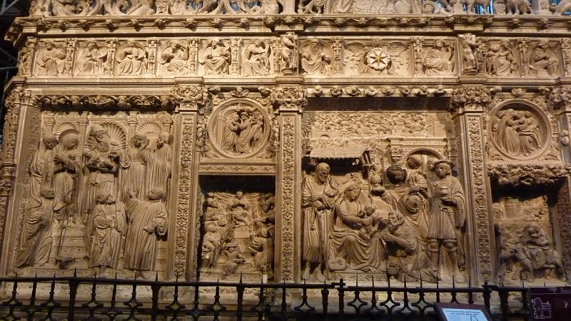 P1000752.JPG - Avila/Kathedrale: Bildhauereien...