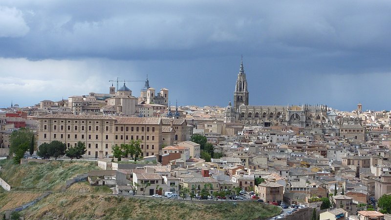 P1000763.JPG - Toledo/Panoramastrasse: Blick zur Kathedrale.