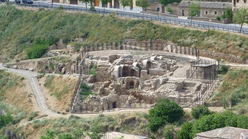 P1000765.JPG - Toledo/Panoramastrasse: Blick zu den Ausgrabungen von römischen Thermen.