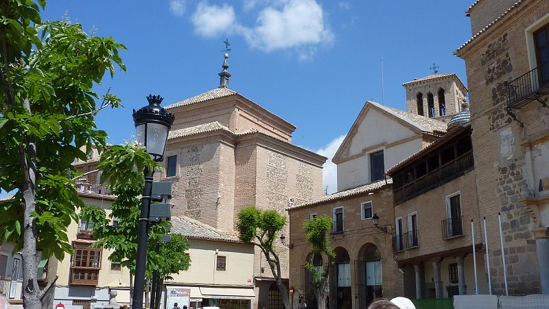 P1000793.JPG - Toledo: Blick zur Iglesia de Sto. Tome und den Palacio de Fuensalida (mit El Greco Bild im Inneren).