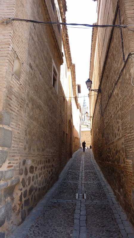 P1000795.JPG - Toledo: Blick durch eine Seitengasse zur Kathedrale.
