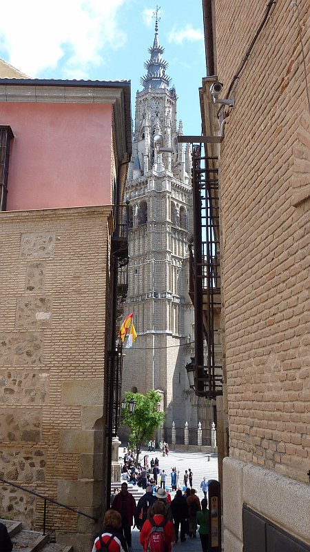 P1000796.JPG - Toledo: Beim Blick durch diese Gasse kann man sehen, daß die Kathedrale schon ganz nah ist.