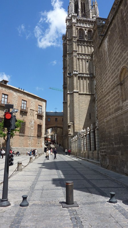 P1000802.JPG - Toledo/Plaza de Ayuntamiento: Verkehrsberuhigung an der Kathedrale.