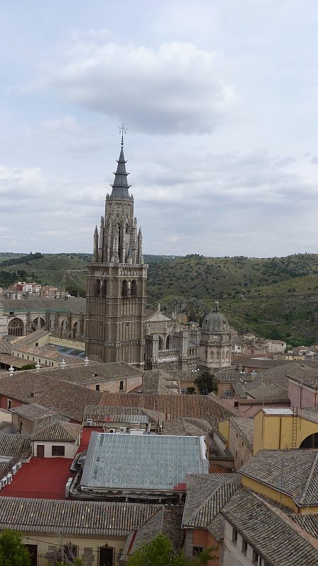 P1000809.JPG - Toledo/Turm der Jesuitenkirche: Blick nach Südosten mit der Kathedrale.