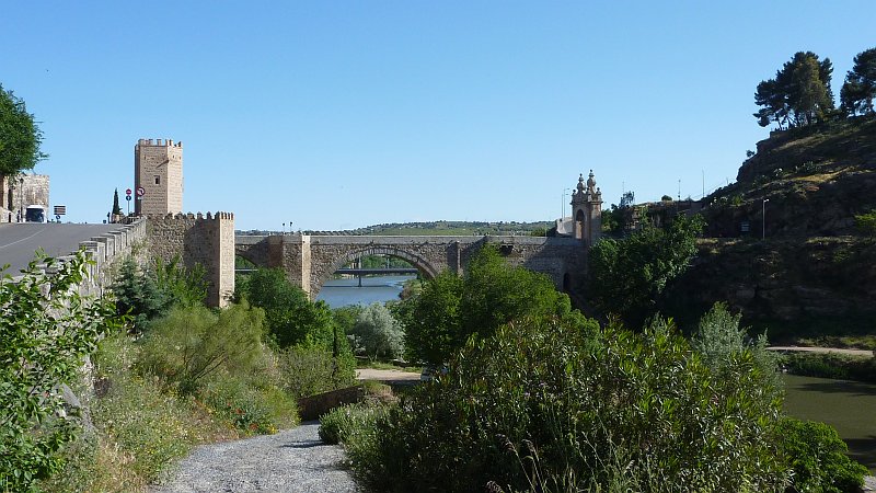 P1000822.JPG - Toledo: Blick zur Puente de Alcantara (Fußgängerbrücke).