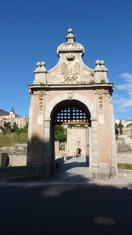 P1000829.JPG - Toledo/Puente de Alcantara: Blick durch das Osttor zur Westseite.