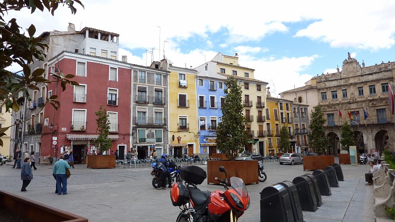 P1000837.JPG - Cuenca: Alle Häuser sind schief (Ausnahme das Rathaus an der rechten Seite).