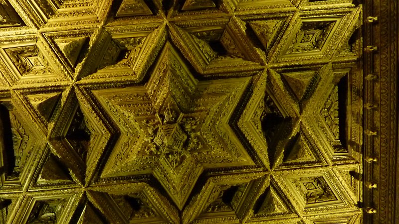 P1000839.JPG - Cuenca/Kathedrale: Schöne Holzdecke in einer Seitenkapelle.