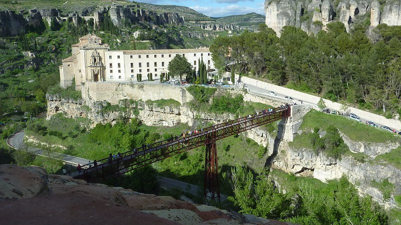 P1000841.JPG - Cuenca/Kunstmuseum: Blick auf den Parador mit Brücke über den Rio Huecar.