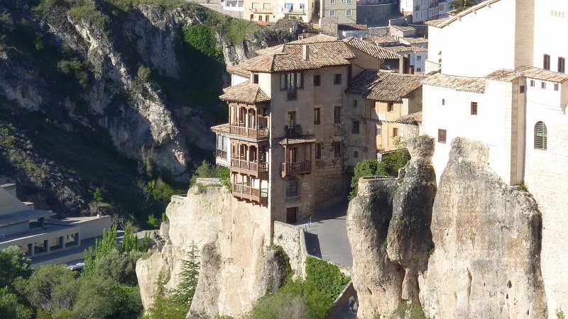 P1000847.JPG - Cuenca: Blick zu den hängenden Häusern.