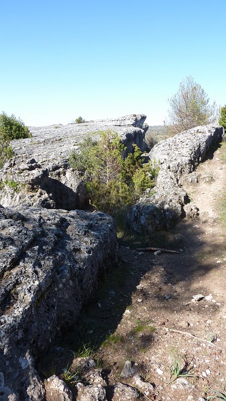 P1000850.JPG - Las Majadas: Die tiefen Felsspalten sind durch Erosion entstanden.