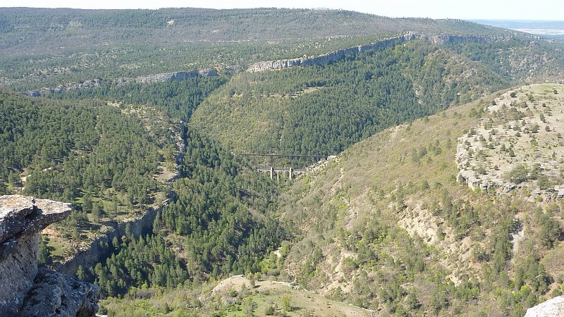 P1000854.JPG - Serraqnia de Cuenca/Aussichtspunkt: Blick ins Tal des Rio Jucar mit einem äquadukt.